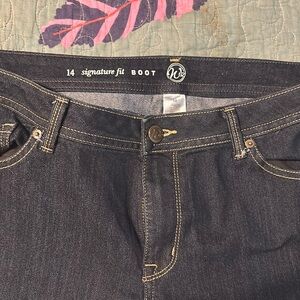 W62 jeans in dark blue. They are labeled signature fit